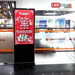 Màn hình quảng cáo LCD chân đứng 70 inch SAMSUNG / LG - LEDONE