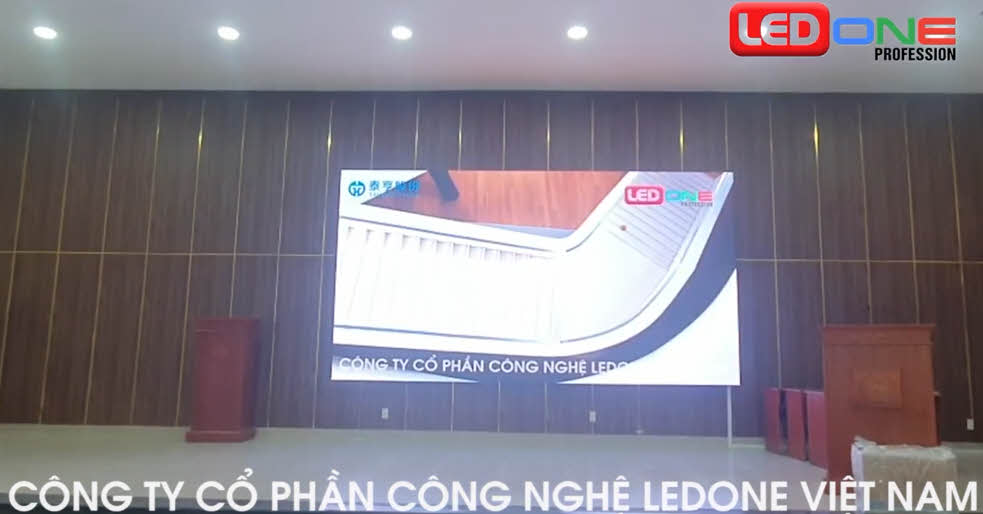 du-an-thi-cong-lap-dat-man-hinh-led-p2-5-tai-cong-an-trang-bang-tinh-tay-ninh