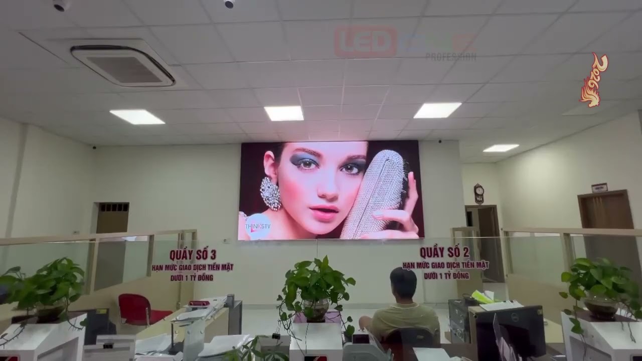 Lắp đặt màn hình LED 2.5 trong phòng giao dịch Agribank Bình Dương – Giải pháp trình chiếu chuyên nghiệp từ LEDONE Miền Nam