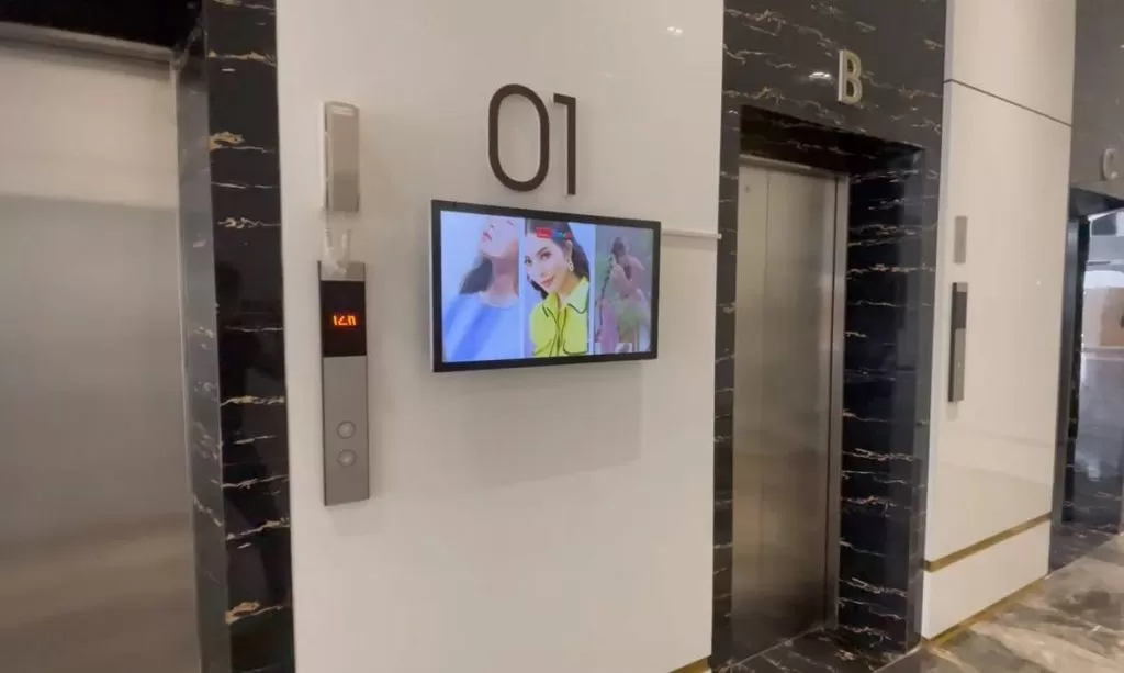 Lắp đặt màn hình quảng cáo 22 inch thang máy tại tòa nhà VIC