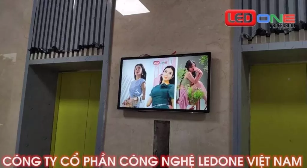 Lắp đặt màn hình quảng cáo LCD USB 32 inch UBND Quận Long Biên, Hà Nội