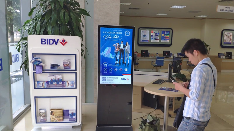 màn hình lcd chân đứng 43 inch tại BIDV Lê Văn Lương
