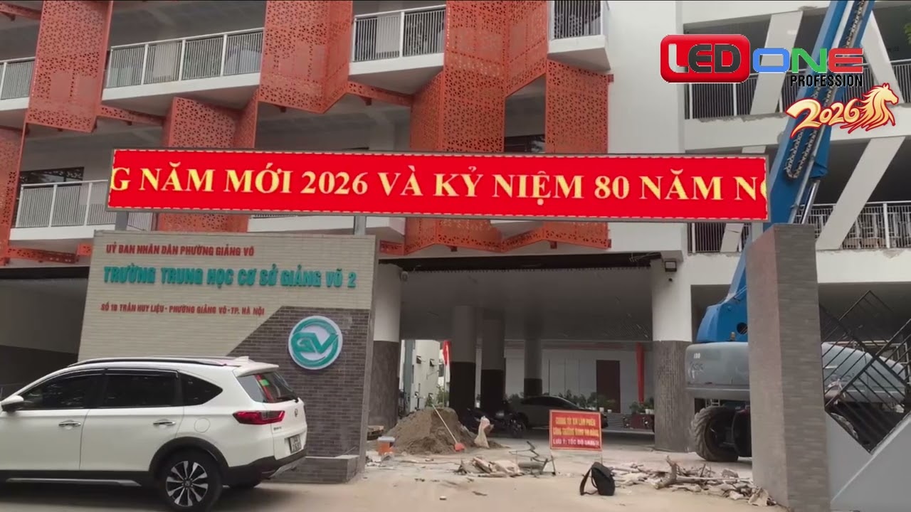 Thi công màn hình LED ngoài trời P3.76 tại cổng Trường Trung Học Giảng Võ - Đơn vị lắp đặt LEDONE Miền Nam