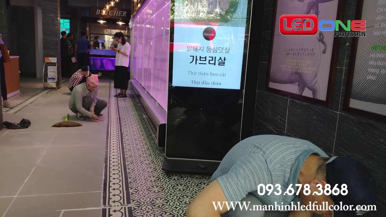 Thi công màn hình quảng cáo LCD 55 inch chân đứng tại HANOI BUTCHER & HOMEFOOD - Dự án trọn gói bởi LEDONE Miền Nam